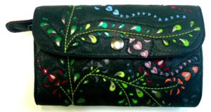Alice Angevin, Les Sacs à M'Alice Compagnon de voyage avec rabat, chéquier court, veau italien brillant, double dentelles de fleurs de cuirs, fermé, devant