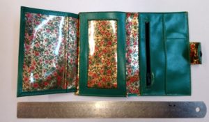 Alice Angevin, Les Sacs à M'Alice Portefeuille vert ouvert