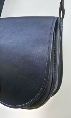 Alice Angevin, Les Sacs à M'Alice Sac à Main Gibecière T2 Bleu Marine, côté