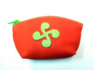 A.A.Les Sacs à M'Alice Porte-monnaie Trapèze Orange croix anis,devant