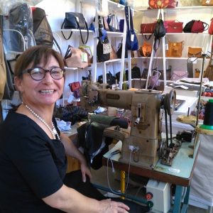 2017 08 Alice Angevin, Stand Les Sacs à M'Alice à St Sever, Alice à sa Piqueuse Canon