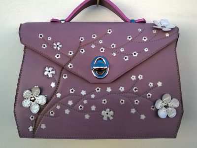 Sac à Main Pti Bakun, Cerises du Japon30x20x9 cm, veaux lilas-rose pleine Fleur ajouré de veau blanc nacré, un peu de nubuck cerise carriat