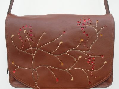 Alice Angevin, Les Sacs à M'Alice Besace, Arbre de vie, dentelle de cuir,vachette végétale marron