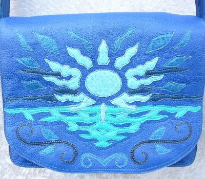 Alice Angevin, Les Sacs à M'Alice Besace Buffles Soleil bleu