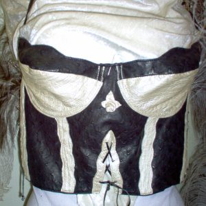 Alice Angevin, Les Sacs à M'Alice Bustier en cuirs d'autruches blanc nacré et noir, face