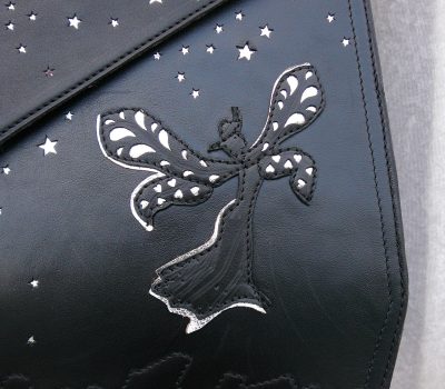 Alice Angevin, Les Sacs à M'Alice Cartable Bakun vachette noire, fée argentée,détaii