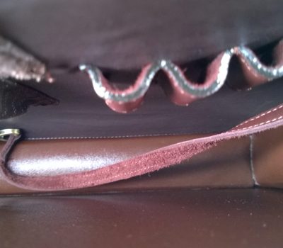 Alice Angevin, Les Sacs à M'Alice Cartable Veau Moka Haas, détail anneaux à stylos