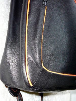 Alice Angevin, Les Sacs à M'Alice Grand Sac à Dos Vachette noire galonnée orange, détail
