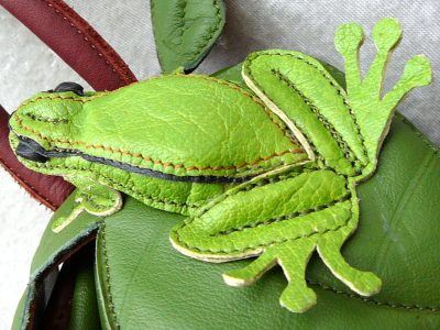 Alice Angevin, Les Sacs à M'Alice Grenouille, détail