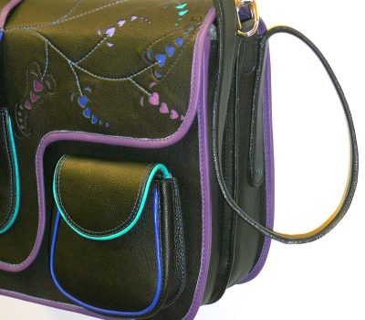 Alice Angevin, Les Sacs à M'Alice Housse à PC Portable Herria noir grainé galon violet bleus dentelle, coté