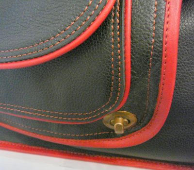 Alice Angevin, Les Sacs à M'Alice Housse à PC Portable Herria noir grainé galon violet bleus dentelle detail devant