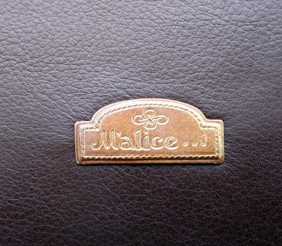 Alice Angevin, Les Sacs à M'Alice Logo métal sur marron grainé, détail