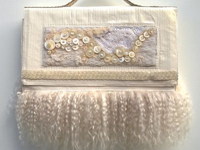 Alice Angevin, Les Sacs à M'Alice, Pochette de Mariage blanche dragon brodé nacre