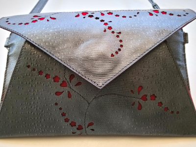 Alice Angevin, Les Sacs à M'Alice, Pochette de Mariage chevreau argenté grainé lézard et agneau velours rouge devant fermé