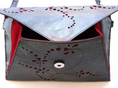Alice Angevin, Les Sacs à M'Alice, Pochette de Mariage chevreau argenté grainé lézard et agneau velours rouge devant ouvert