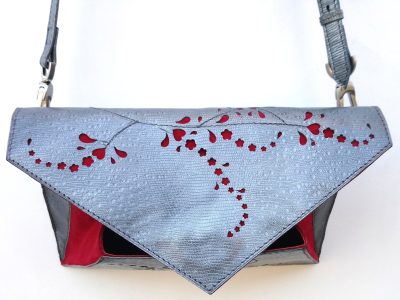 Alice Angevin, Les Sacs à M'Alice, Pochette de Mariage chevreau argenté grainé lézard et agneau velours rouge rabat