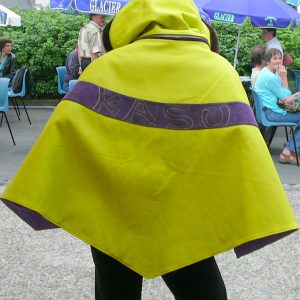 Alice Angevin, Les Sacs à M'Alice Vêtement poncho veau anis, de dos