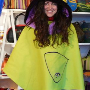 Alice Angevin, Les Sacs à M'Alice Vêtement poncho veau anis, de face
