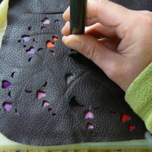 Les Sacs à M'Alice, Alice Angevin, découpe à l'emporte-pièce cuir de renne prune