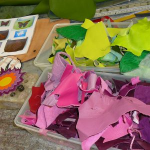 Les Sacs à M'Alice, Alice Angevin, découpe aux ciseaux de morceaux de cuirs parés