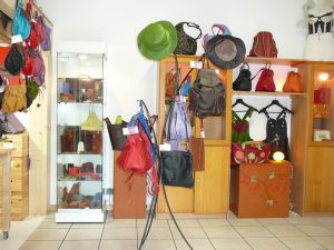 2010 Alice Angevin, L'Atelier des Sacs à M'Alice à Baigorri, boutique