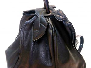 Alice Angevin, Les Sacs à M'Alice Sac à Dos Poire T2, Veau grainé noir, côté