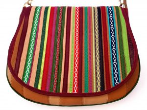 A.A.Les Sacs à M'Alice Sac à Main Gibecière beiges rayé rouge devant près