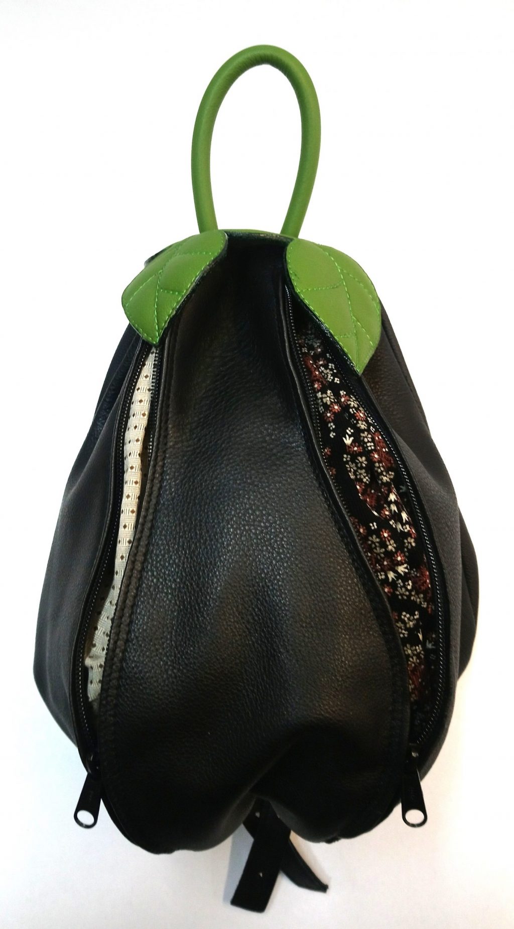 Alice Angevin, Les Sacs à M'Alice Sac à Dos Poire Noire, devant poches ouvertes