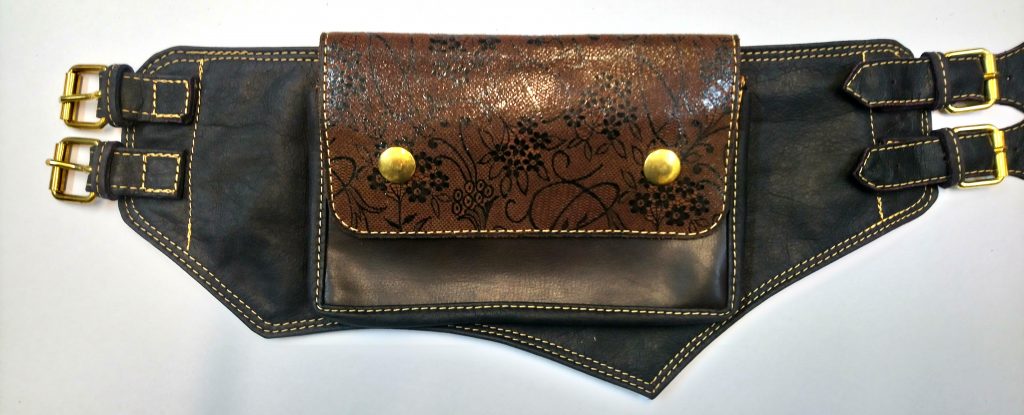 A.A. Les Sacs à M'Alice, Ceinture à poches Inasku marrons fougère coté gauche