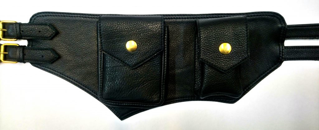 A.A. Les Sacs à M'Alice, Ceinture à poches Inasku veau noir grainé coté droit