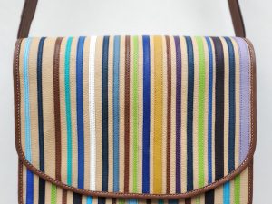Les Sacs à M'Alice.A.A.Besace rayé bleu bordé marron, 30x24x12 cm, devant