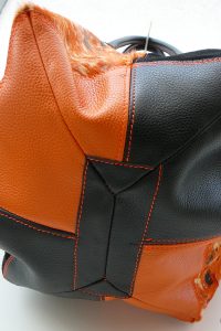 Alice Angevin, Les Sacs à M'Alice Sac à Main Baluchon fourrure, grainé, nubuck, orange et noir, dessous