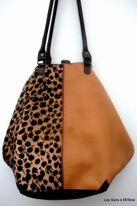 Alice Angevin, Les Sacs à M'Alice Sac à Main Baluchon beige fourrure imitation girafe et vachette, fond marron