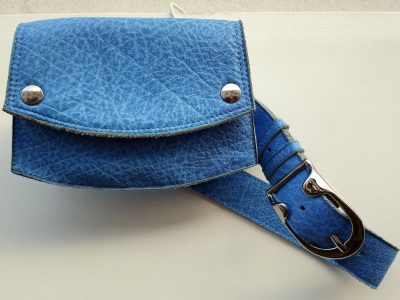 Alice Angevin, Les Sacs à M'Alice, Pochette 19.5x14x4 à la ceinture bleu ciel devant
