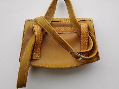 Alice Angevin, Les Sacs à M'Alice, Pochette 19.5x14x4 à la ceinture moutarde, dos