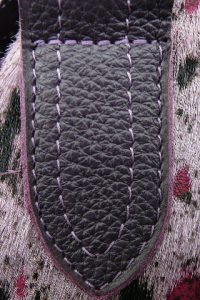 Alice Angevin, Les Sacs à M'Alice Sac à Main Baluchon fourrure et grainé prune, détail pattes